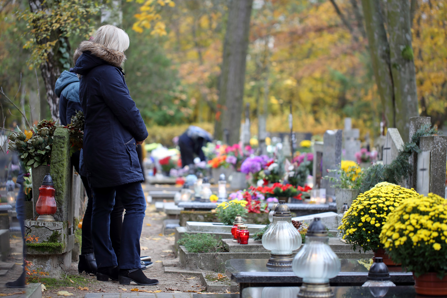 Es gibt verschiedene Arten von Gräbern. Beim Wahlgrab kann beispielsweise der Grabplatz selbst bestimmt werden. Später ist es auch möglich, dass weitere Familienmitglieder dort ihre letzte Ruhestätte finden.
