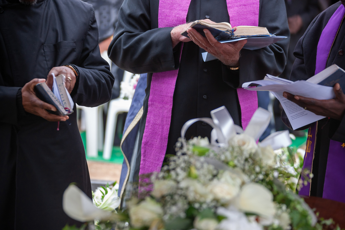 Häufig hält der Priester die Trauerrede. Es sind aber auch andere Redner möglich.