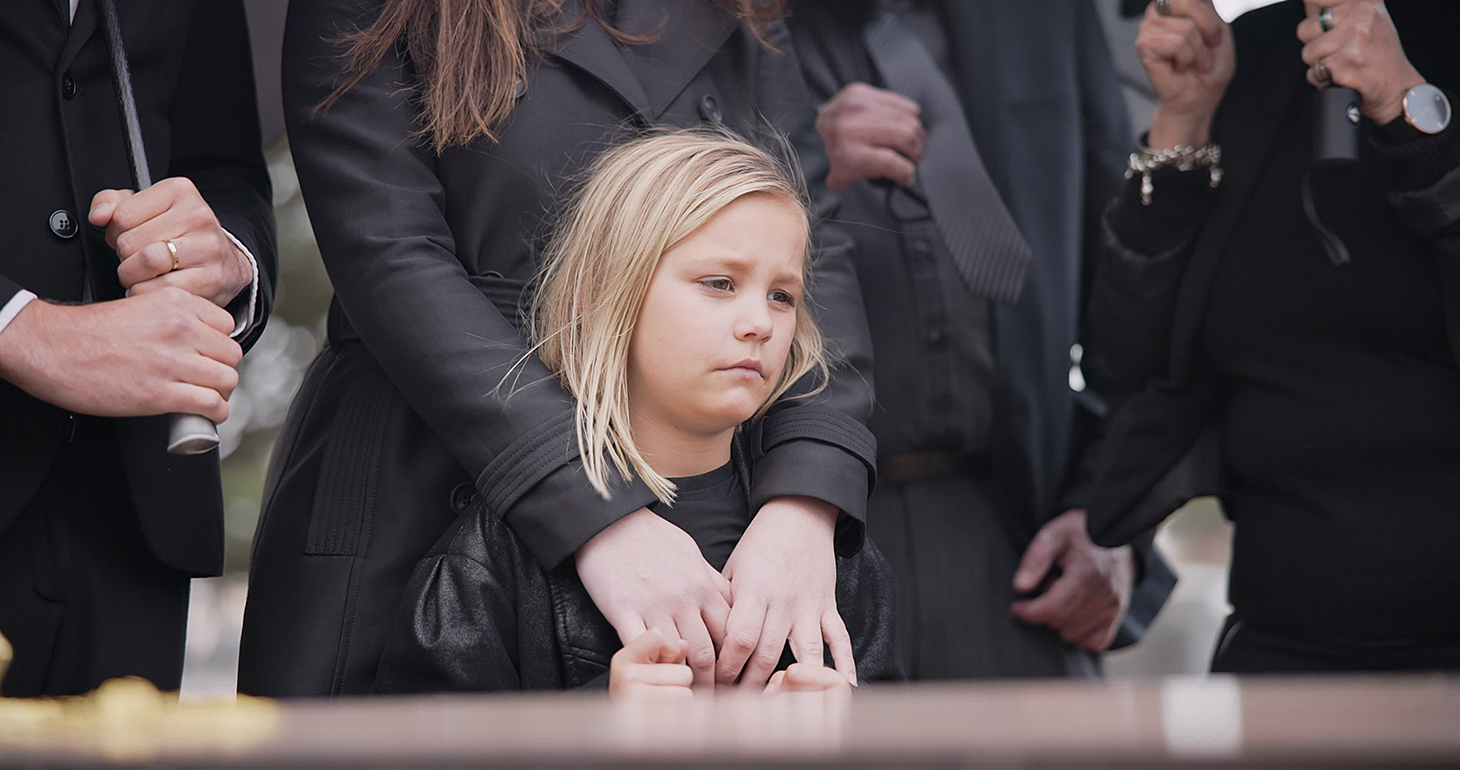 Für Kinder ist es nach einem Todesfall wichtig, Abschied zu nehmen. Deshalb sollten sie an der Beerdigung teilnehmen. Foto: peopleimages.com, stock.adobe.com