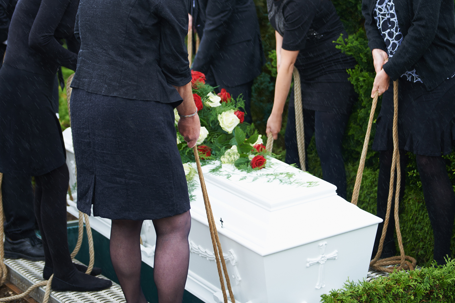 Zu den Friedhofsgebühren kommen unter anderem auch die Kosten für das Herablassen des Sargs. Sie unterteilen sich in Beisetzungs-, Grabnutzungs- und sonstige Gebühren.  