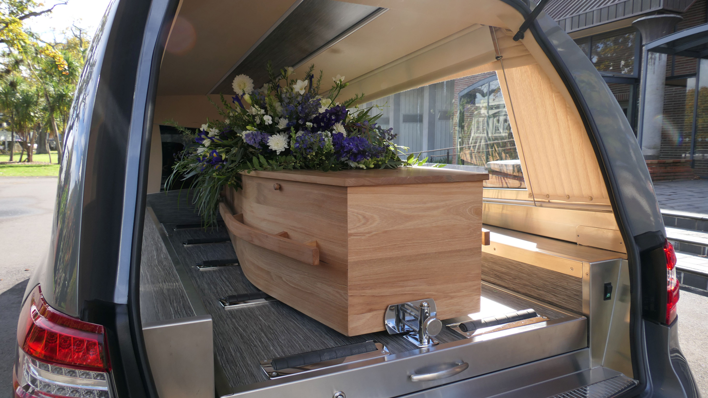 Für den Transport, die Aufbahrung und für die Beerdigung wird ein Sarg benötigt, egal ob man eine Erdbestattung oder eine Feuerbestattung wählt.