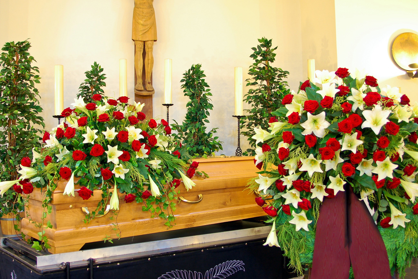 Kostentreiber einer Beerdigung sind beispielsweise die Art des Sarges und wie opulent der Blumenschmuck ist. Aber auch die Friedhofsgebühren schlagen sich erheblich im Budget nieder.