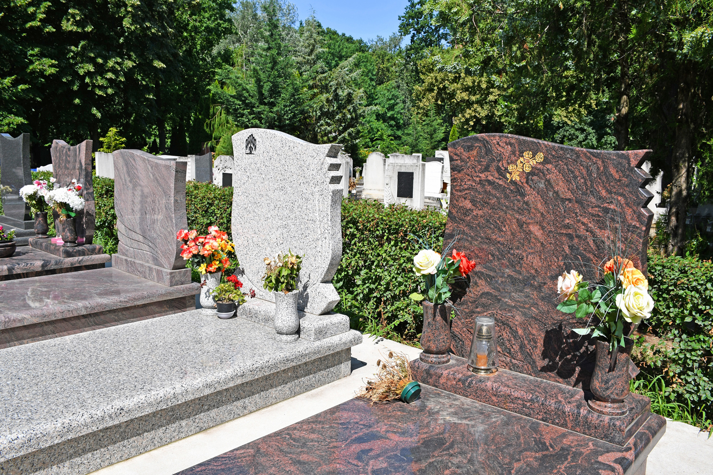Gräber mit Grabplatten aus Naturstein.