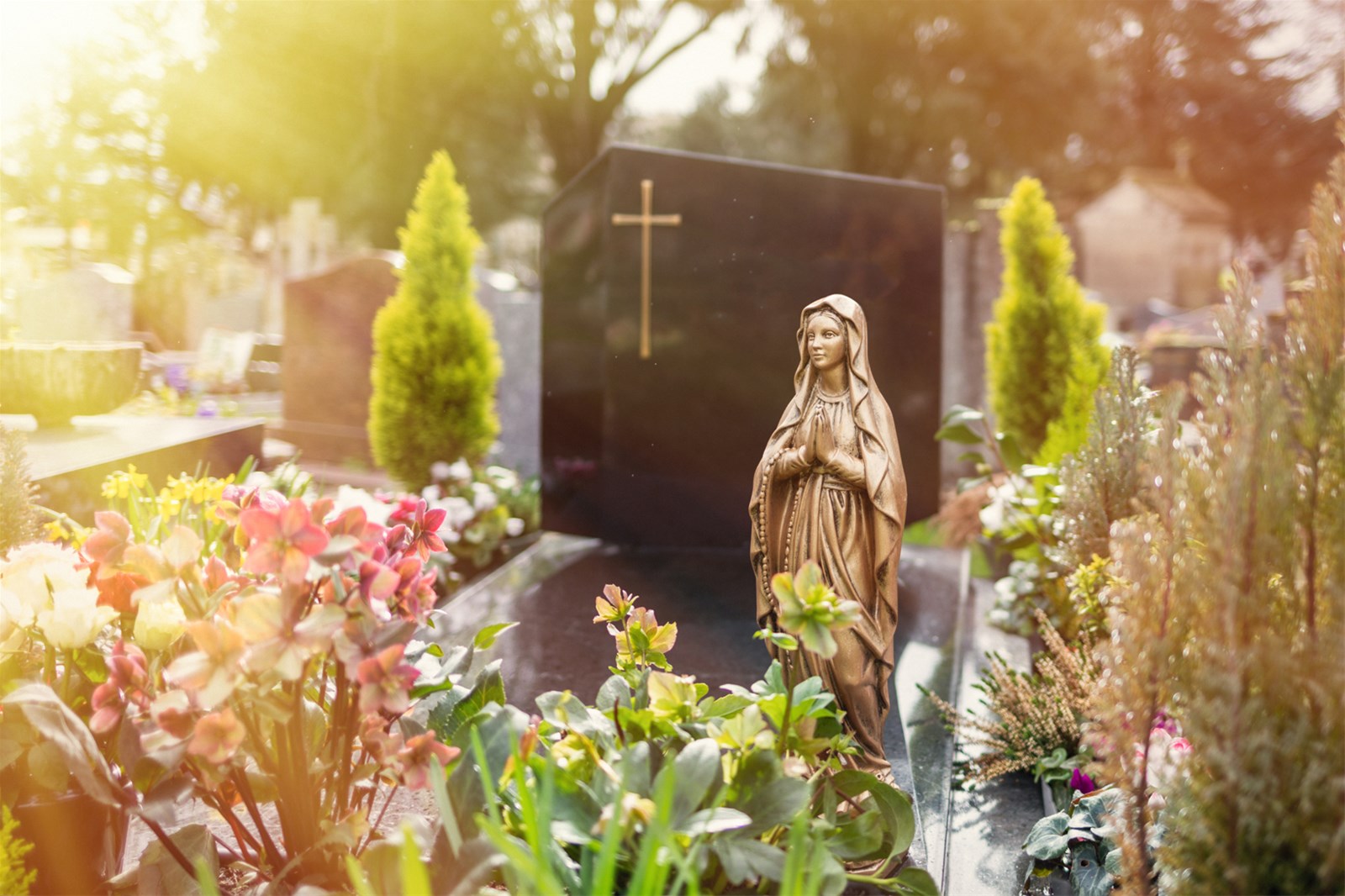 Für viele ist der Grabstein das individuelle Erinnerungsstück an den Verstorbenen. Doch mit welchen Kosten müssen die Hinterbliebenen dabei rechnen?