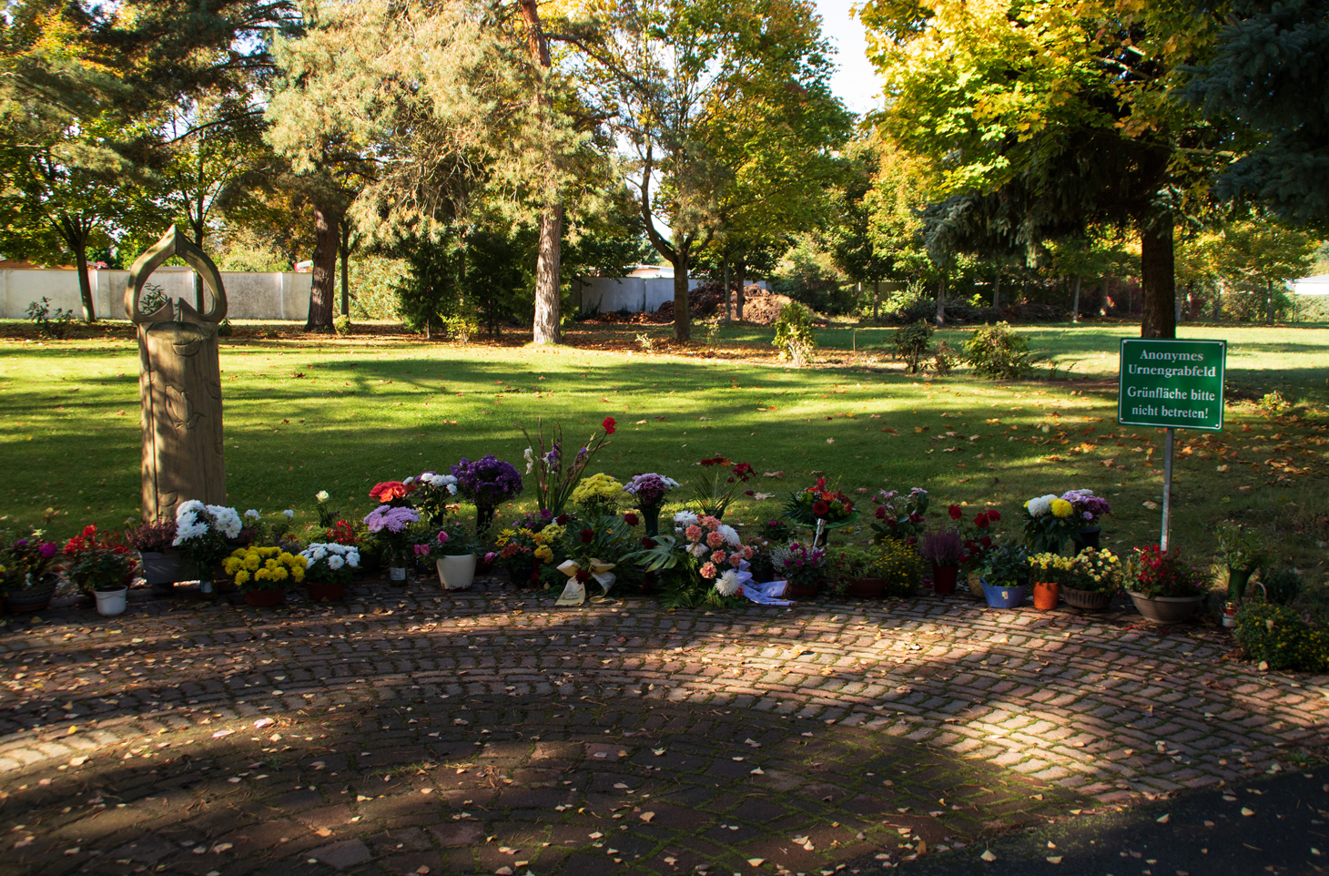 Ein Ort zum Niederlegen von Blumen und zum Gedenken ist für Hinterbliebene auch bei einer ansonsten anonymen Bestattung wichtig.