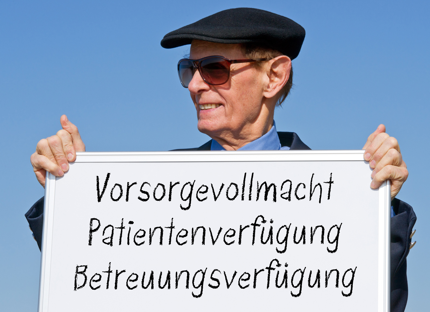 Mann hält Schild mit der Aufschrift: Vorsorgevollmacht, Patientenverfügung, Betreuungsverfügung