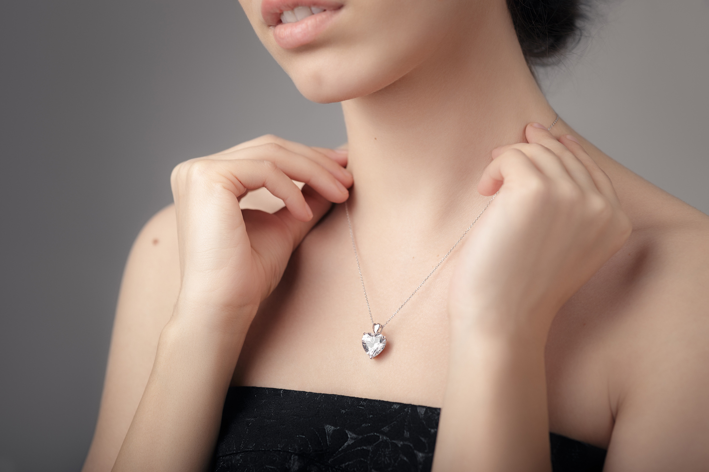 Eine Frau trägt an einer Kette einen Diamanten aus Asche.