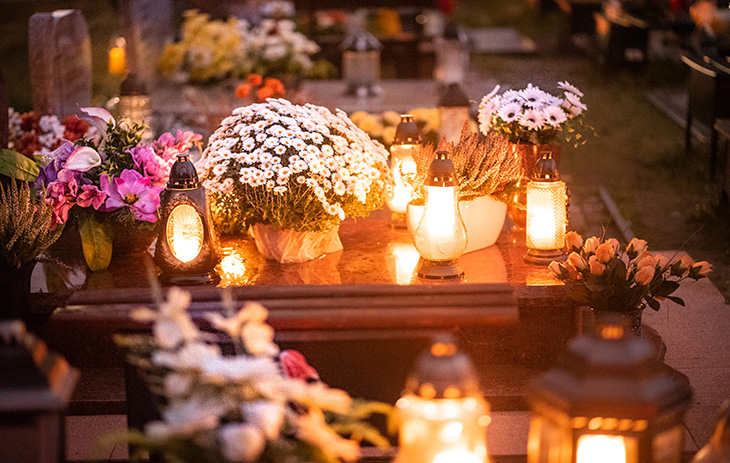 Am Sonntag, 26. November 2023, ist der Totensonntag in Deutschland. Um der Toten zu gedenken, zünden die Menschen auf den Friedhöfen Kerzen an