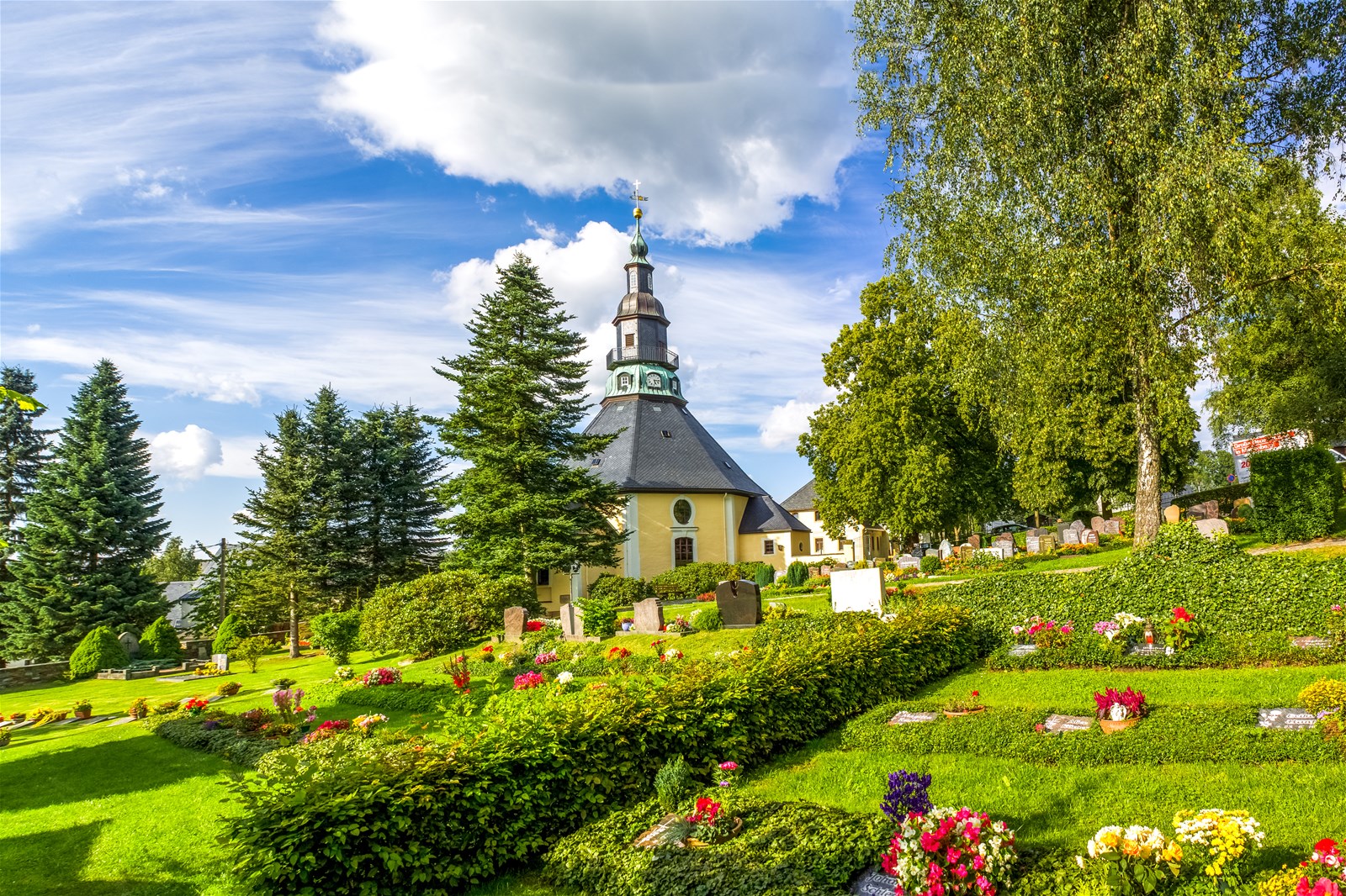 Nicht immer muss die Trauerfeier in der Kirche stattfinden. Wählt man eine Kapelle direkt am Friedhof spart man sich lange Wege. Auch auf See oder im Wald sind Begräbnisse möglich.